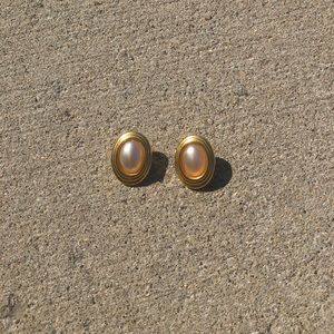 Vintage pearl earring with gold trim